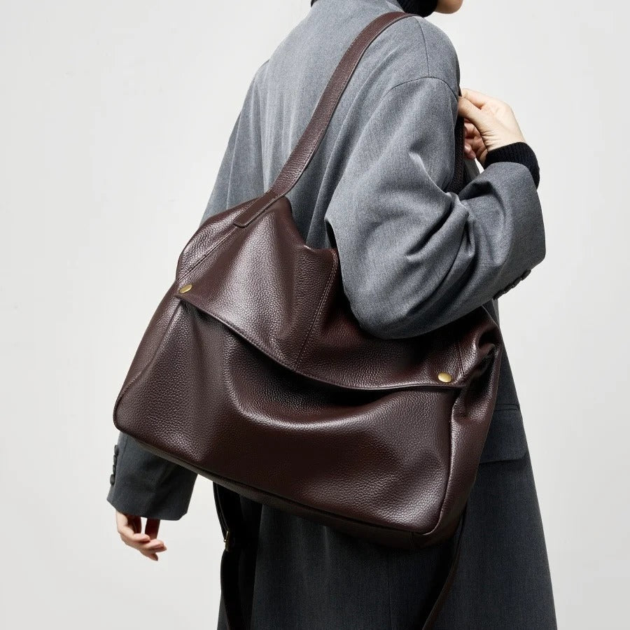 Person wearing a Coffee leather shoulder bag