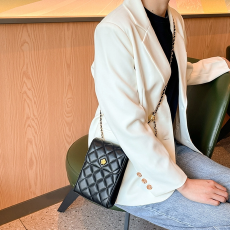black_leather_quilted_chain_shoulder_mini_bags_cellphone_pouch_6